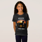 Bernese en de Rising Sun voor Bernese Dog Mam T-shirt (Voorkant volledig)