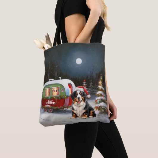 Bernese Mountain Caravan Kerstavontuur Tote Bag (Dichtbij)