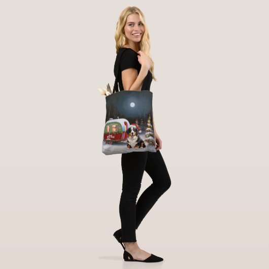 Bernese Mountain Caravan Kerstavontuur Tote Bag (Op model)