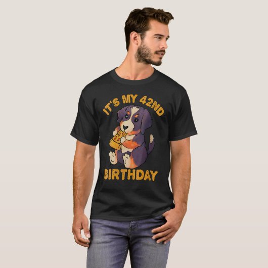 Bernese Mountain Dog Eating Pizza Het is mijn 42e  T-shirt (Voorkant volledig)