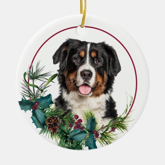 Bernese Mountain Dog Evergreen Berry Wreath Keramisch Ornament (Voorkant)