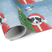 Bernese Mountain Dog in sneeuw met kerstcadeaus Cadeaupapier (Rol Hoek)