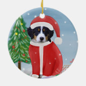 Bernese Mountain Dog in sneeuw met kerstcadeaus Keramisch Ornament (Achterkant)