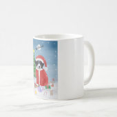 Bernese Mountain Dog in sneeuw met kerstcadeaus Koffiemok (Voorkant rechts)