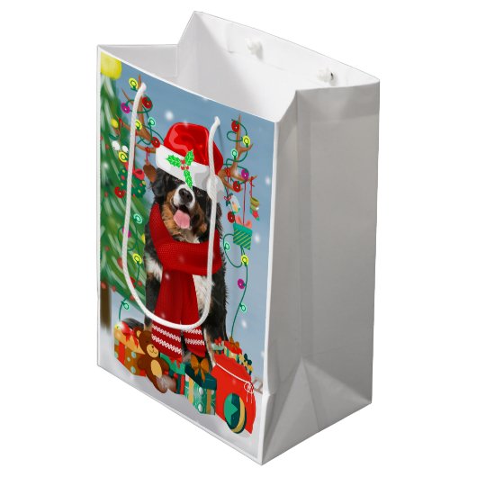 Bernese Mountain Dog in sneeuw met kerstcadeaus Medium Cadeauzakje (Voorkant Gekanteld)