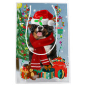Bernese Mountain Dog in sneeuw met kerstcadeaus Medium Cadeauzakje (Voorkant)