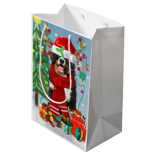 Bernese Mountain Dog in sneeuw met kerstcadeaus Medium Cadeauzakje (Achterkant Gekanteld)