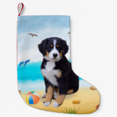 Bernese Mountain Dog over Beach Kleine Kerstsok (Voorkant)