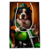 Bernese Mountain Driving Bike St. Patrick's Day Medium Cadeauzakje (Voorkant)