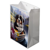 Bernese Mountain op een peddel: Een Schilderachtig Medium Cadeauzakje (Achterkant Gekanteld)