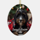 Bernice Mountain Dog Doodle Snuggle Seizoen Keramisch Ornament (Rechts)