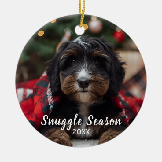 Bernice Mountain Dog Doodle Snuggle Seizoen Keramisch Ornament (Voorkant)