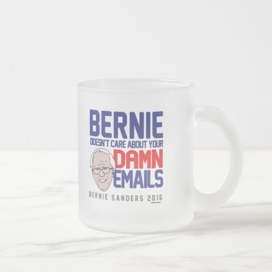 Bernie geeft niet om je e-mails matglas koffiemok (Rechts)