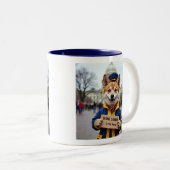 Bernie Sanders is MIJN held Shiba Inu demonstrant Tweekleurige Koffiemok (Voorkant rechts)