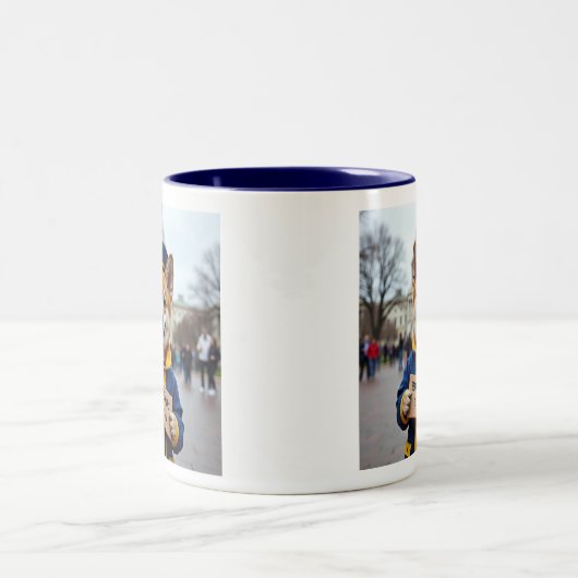 Bernie Sanders is MIJN held Shiba Inu demonstrant Tweekleurige Koffiemok (Center)