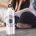 Beroepstherapie maakt de wereld draaiende waterfles<br><div class="desc">Om de wereld rond te laten gaan,  drink flesje met je eigen bedrijf onderaan. Een schattig cadeautje voor je favoriete werktherapeut. Het is een groep mensen die handen vasthoudt rond de blauwe en groene planeet Aarde. Kom samen om verandering te brengen door mensen te helpen.</div>