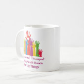 Beroepstherapist helpt kleine handen te doen koffiemok (Voorkant links)