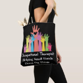 Beroepstherapist helpt kleine handen te doen tote bag (Dichtbij)