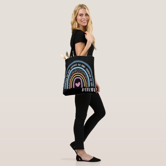Beroepstherapistische regenboog versterkt het lich tote bag (Op model)