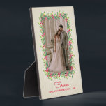 Berries en Greenery Foto met Easel Fotoplaat<br><div class="desc">Dit charmante tabletopfotopalet is voorzien van een waterverf van groene bladeren en bessen rond uw favoriete VERTICALE foto op een eenvoudige bleke ivoren stripe achtergrond. VERANDERT het gezegde, de doopvonten en de doopvontkleur. Geweldig als geschenk of om je favoriete foto in je eigen huis weer te geven. **HORIZONTALE sjabloon beschikbaar...</div>