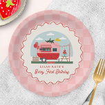 Berry 1e Verjaardag Aardbei Camper Checker Papieren Bordje<br><div class="desc">"Berry First Birthday" aardbeienthema eerste verjaardagsfeestje thema met illustratie van aardbeienboer's marktcamper. Rand is roze dambord met golvend rood design.</div>