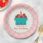 Berry 1e verjaardag Aardbeienmand Checkerboard Papieren Bordje<br><div class="desc">"Berry First Birthday" aardbeienthema eerste verjaardagsfeestje thema met illustratie van aardbeienboer's marktmand met een kaars. Rand is roze dambord met golvend blauw design.</div>