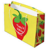 Berry 1st Birthday Cute Strawberry Colorful Mod Groot Cadeauzakje (Achterkant Gekanteld)