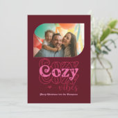 Berry Blush Cosy Vibes Only Kerstfoto Feestdagenkaart (Staand voorkant)