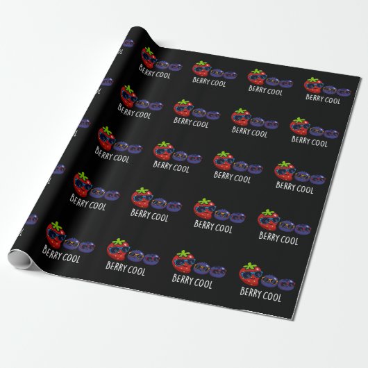Berry Cool Grappige Aardbei Blueberry Pun Dark BG Cadeaupapier (Uitgerold)