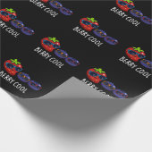 Berry Cool Grappige Aardbei Blueberry Pun Dark BG Cadeaupapier (Hoek)