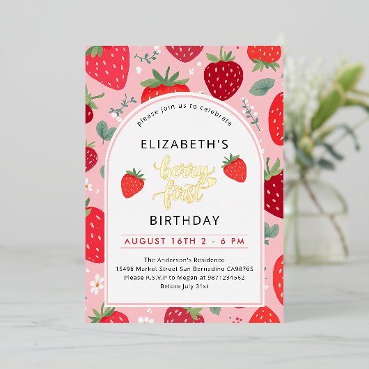 Berry eerste Schattigee 1e verjaardag aardbeienfot Folie Uitnodiging (Staand Voorkant)