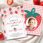 Berry Eerste Verjaardag 1e Verjaardag Aardbei Foto Kaart<br><div class="desc">🍓 **Celebrate Your Sweetie's First Berry Birthday in Style!** Maak van je kleintje zijn eerste verjaardagsfeestje een bessenlieve affaire met onze Aardbei Photo Invitation! Perfect voor de grote dag van je kleine meisje, deze charmante uitnodiging vangt de essentie van zomerfruit en boerenmarktvibes meteen vanaf het eerste gezicht. 🎈 **Waarom kiezen...</div>