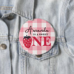 Berry Eerste Verjaardag Pin - Sweet One Ronde Button 4,0 Cm<br><div class="desc">Voeg deze schattige aardbeienspeld toe aan je verjaardagsmeisje! Dit lieve ontwerp bevat een fris rijpe aardbei en schattige lettertypen! Bekijk het hele collectie voor meer overeenkomende objecten!</div>