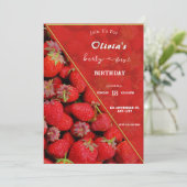 Berry eerste verjaardag uitnodiging | Aardbeithema (Staand voorkant)