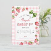 Berry First Birthday Pink Gingham Photo Invitation Kaart (Staand voorkant)