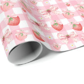 Berry first birthday pink gingham strawberry gift cadeaupapier (Rol Hoek)