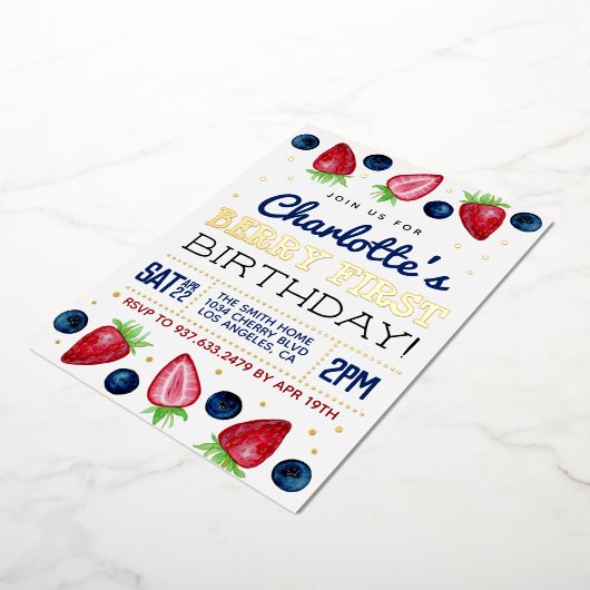 Berry First Birthday Strawberry Folie Uitnodiging (Gedraaid)