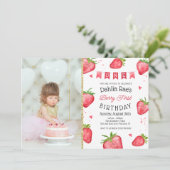 Berry First Birthday Strawberry Foto Kaart (Staand voorkant)
