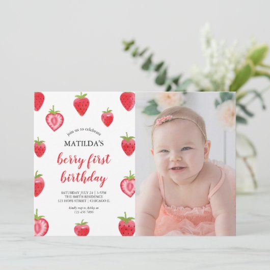 Berry First Birthday Strawberry Photo Invitation Kaart (Staand voorkant)