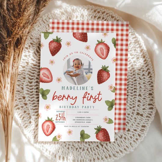 Berry First Birthday Strawberry Photo Invitation Kaart