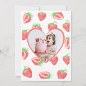Berry First Strawberry Birthday Fotouitnodiging Kaart (Achterkant)