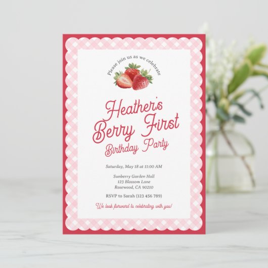 Berry First Strawberry Birthday with Pink Gingham Kaart (Staand voorkant)