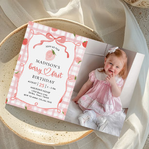 Berry First Strawberry Gingham 1st Birthday Foto Kaart