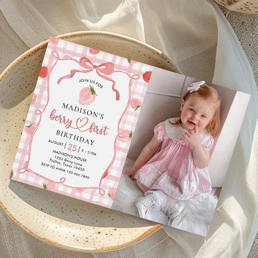 Berry First Strawberry Gingham 1st Birthday Foto Kaart