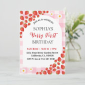 Berry First Strawberry gingham birthday invitation Kaart (Staand voorkant)