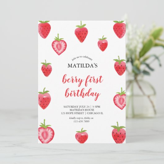 Berry First Strawberry Girl Birthday Uitnodiging (Staand voorkant)