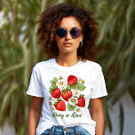 Berry in liefde zomer fruit aardbei t-shirt<br><div class="desc">Berry in love zomer fruit aardbei T-shirt,  zomer tuin aardbei fruit thema T-shirt</div>