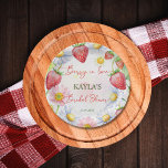 Berry in love aardbei vrijgezellenfeest bedrukt papieren bordje<br><div class="desc">Berry in love aardbei vrijgezellenfeest monogram bedrukt papier borden sjabloon,  zomertuin aardbei thema vrijgezellenfeest gepersonaliseerde tafel decor aardbeien en madeliefjes tuin thema bes in liefde borden</div>