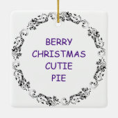 Berry Kerst Cutie Taart | Food Pun Humor Keramisch Ornament (Achterkant)