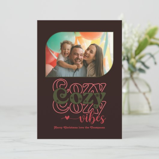Berry Noir Cozy Vibes Only Christmas Photo Feestdagenkaart (Staand voorkant)